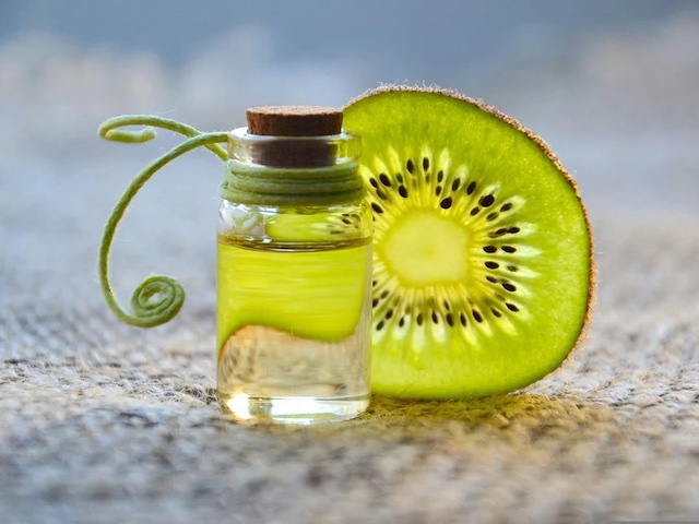 Ilustrační foto: sklenka s olejem a kiwi