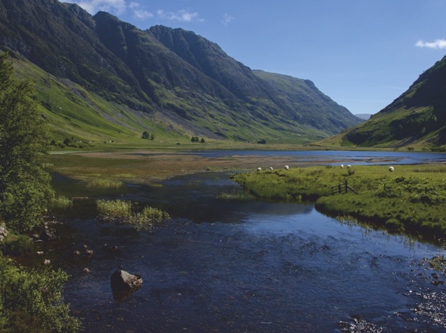 Ilustracni foto: krajina ve Skotsku s pohorim