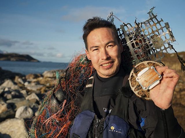 Ilustrační foto: muž ukazuje čidlo a odpad z moře