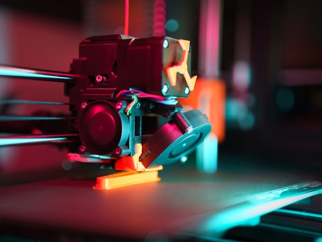Ilustrační foto: detail 3D tiskárny při tisku