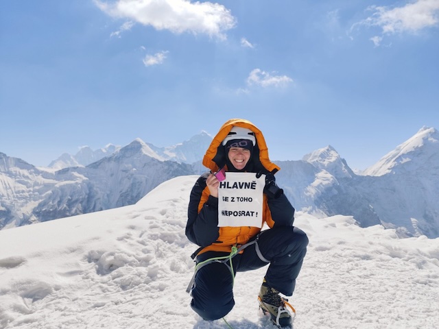 Ilustracni foto: Monika Benešová na vrcholu Mt. Everest